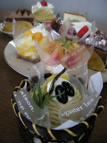ケーキ食べてる場合か?