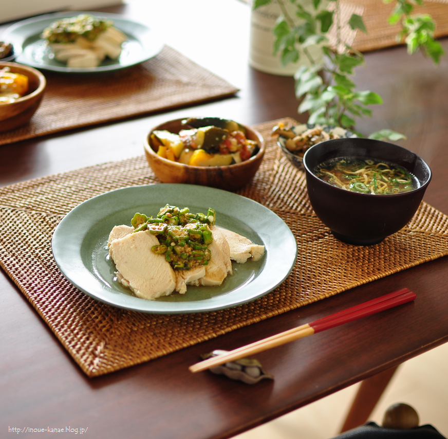 鶏むね肉のしっとりソテーをおくらのソースで》と晩ごはんの献立