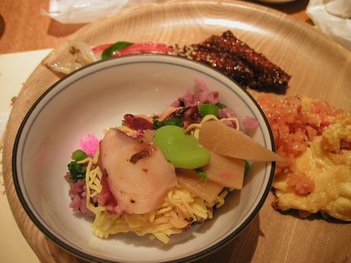 ピンクのご飯の散らし寿司