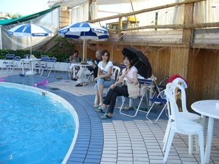 プールサイドにて