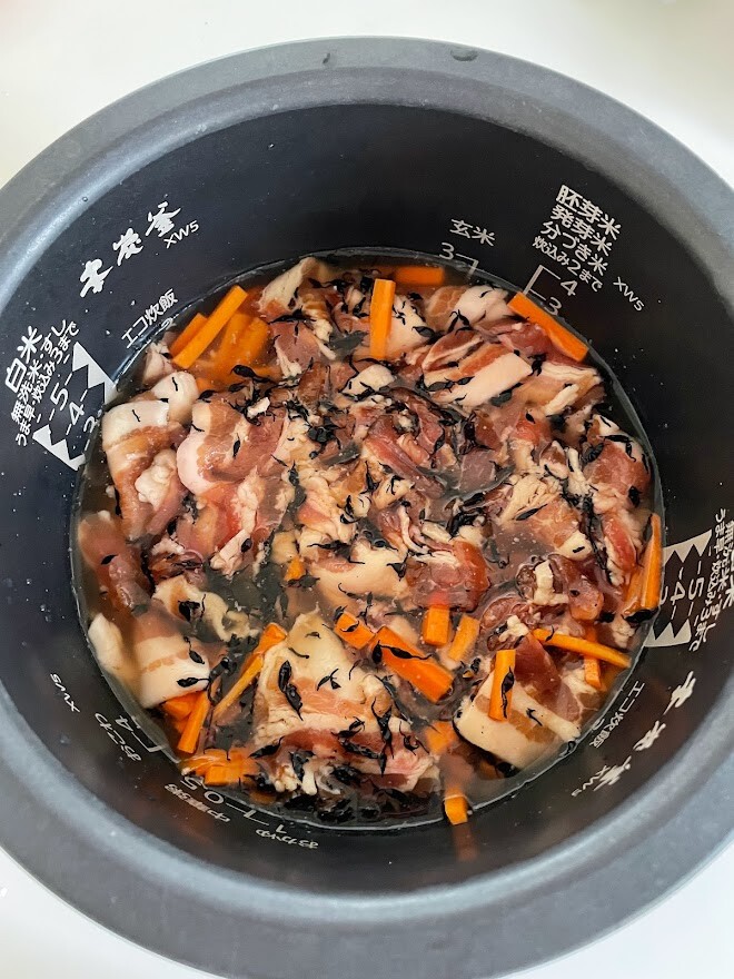 具材をのせてスイッチオンするだけ！【ひじきと豚肉の炊き込み