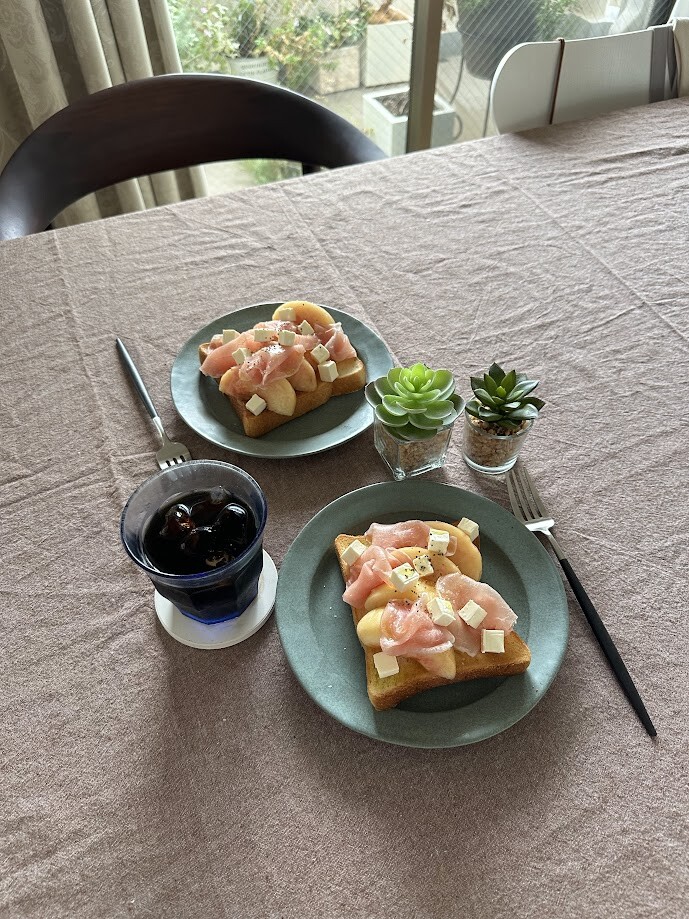 ごはん 朝から幸せな気持ちになれる桃のトーストと昨日はホットプレート瓦そば