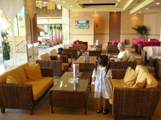 ホテルのロビーにて