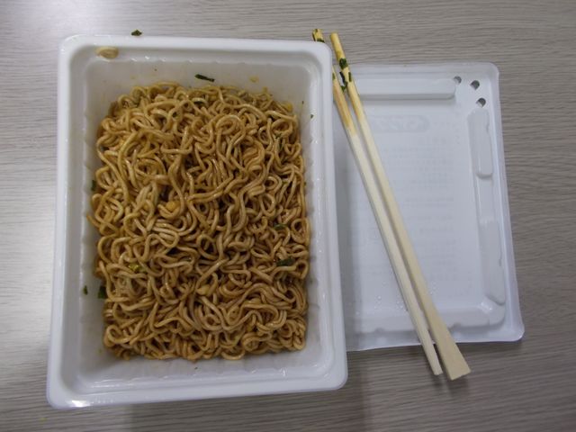 ペヤングやきそば でおなじみのまるか食品が 和風の蕎麦を使って 焼き蕎麦 を作ったら 食べてみたらこうだった ペヤングやきそば でおなじみのまるか食品が 和風の蕎麦を使って 焼き蕎麦 を作ったら 食べてみたらこうだった