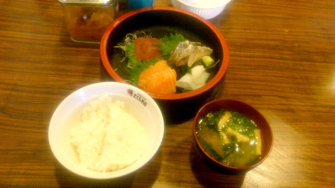 さくら水産のランチメニューの刺身定食はお得感満載 食べてみたらこうだった