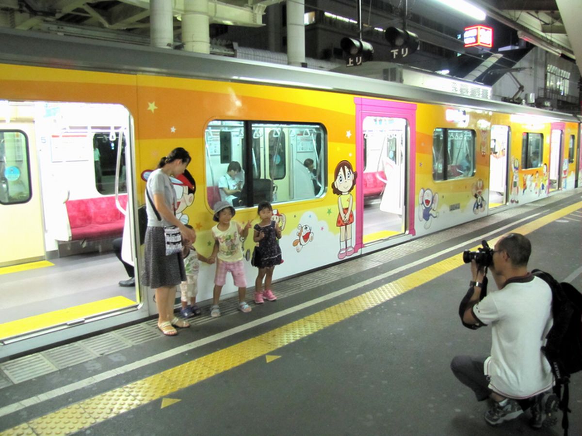 東京都屋外広告物条例違反の小田急線 ドラえもん電車 は是か非か 街撮りスナップこれ1枚 東京都屋外広告物条例違反の小田急線 ドラえもん電車 は是か非か 街撮りスナップこれ1枚
