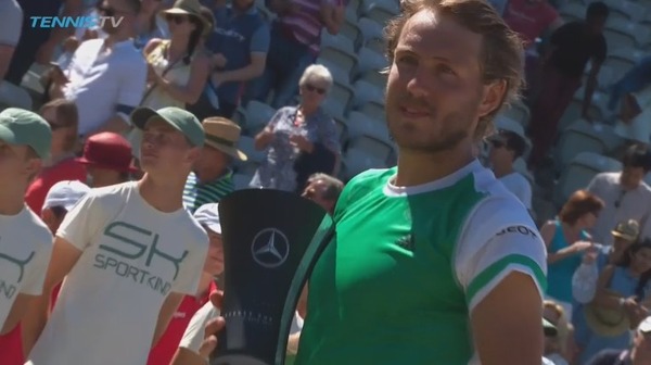 2017y06m19d_023848434