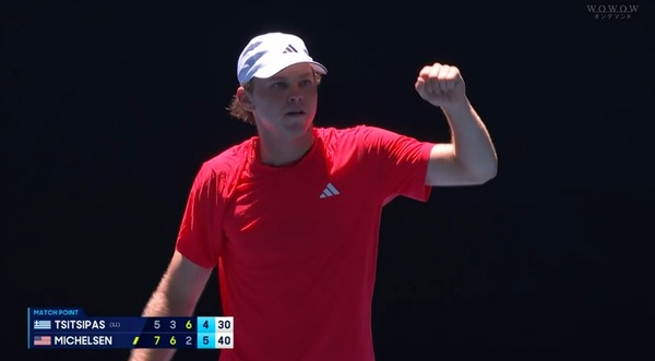 【悲報】チチパスがミケルセンに敗れまさかの全豪初戦敗退！！昨年全米に続いてGS2大会連続1コケ…(´；ω；`)