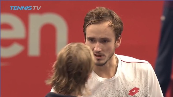 2018y10m06d_230431668