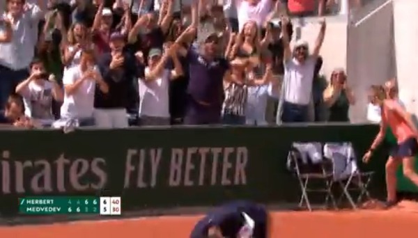 2019y05m27d_220534929