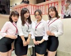 セクシー女優たちが働く立ち飲み酒場 その場で客が作品を購入することも