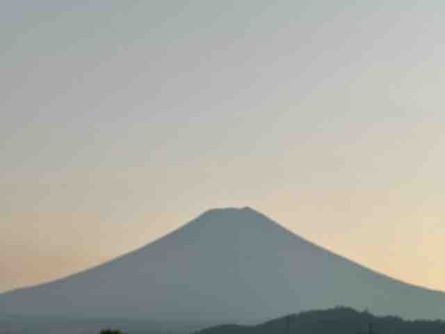 今日の富士山夕暮れ８ ２８富士吉田市 大明見地区 薄いオレンジ色の背景の空 ８ 渡辺英一オフィシャルブログ 今日の富士山 In 富士吉田