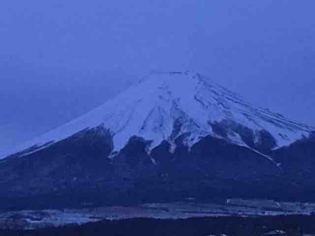 １２ ２６ 富士山バロン日記 忍野村忍草地区 やっと明るくなってきた背景の空 １ 渡辺英一オフィシャルブログ 今日の富士山 In 富士吉田