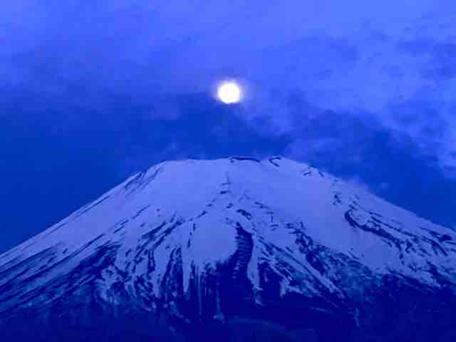 5 7 富士山バロン日記 富士吉田 富士山山頂上空の満月 渡辺英一オフィシャルブログ 今日の富士山 In 富士吉田 5 7 富士山バロン日記 富士吉田 富士山山頂上空の満月 渡辺英一オフィシャルブログ 今日の富士山 In 富士吉田