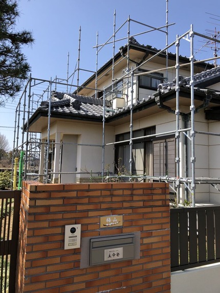 建物補修のため足場組む