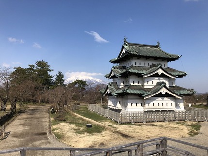 弘前城と岩木山