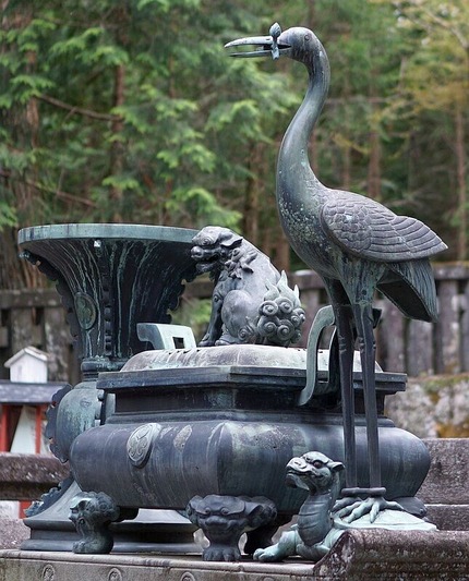 奥宮の獅子と鶴と亀