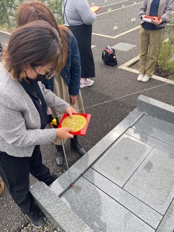 風水墓にて羅盤測定中