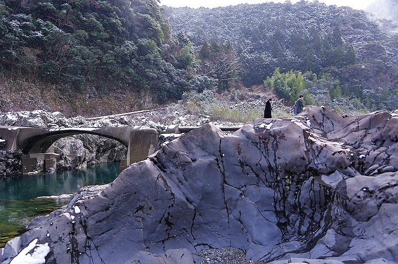仁淀川 久喜沈下橋 鬼ヶ城山景 仁淀川 久喜沈下橋 鬼ヶ城山景