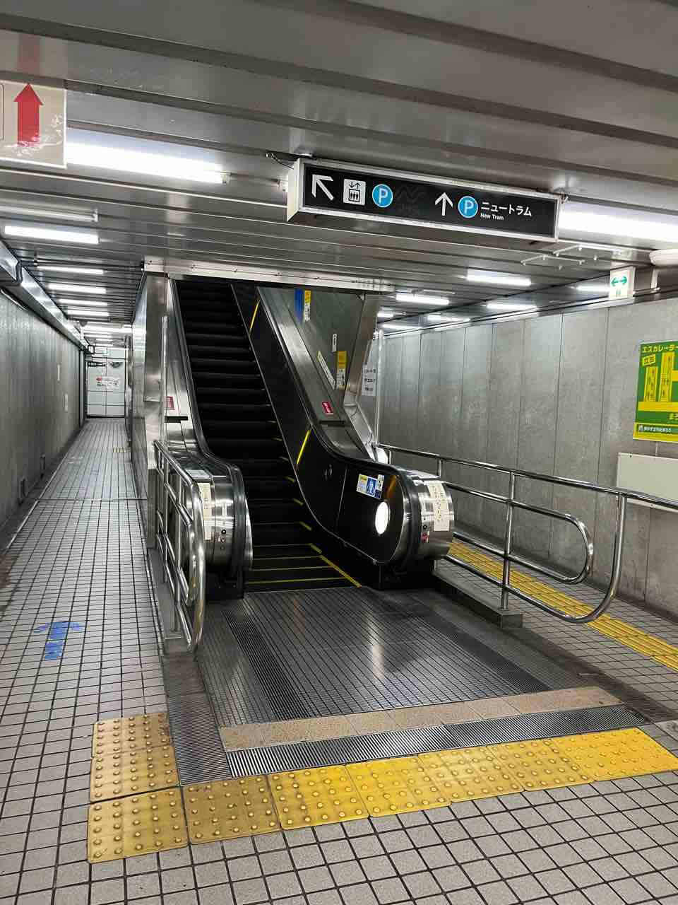 大阪メトロ住之江公園駅の長いエスカレーターです 寺りんの乗り物大好きblog