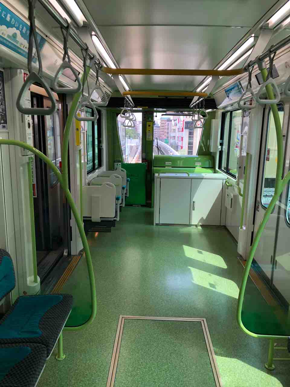 大阪メトロニュートラム南港ポートタウン線の200系のゴールド編成の車内です！ 寺りんの乗り物大好きblog
