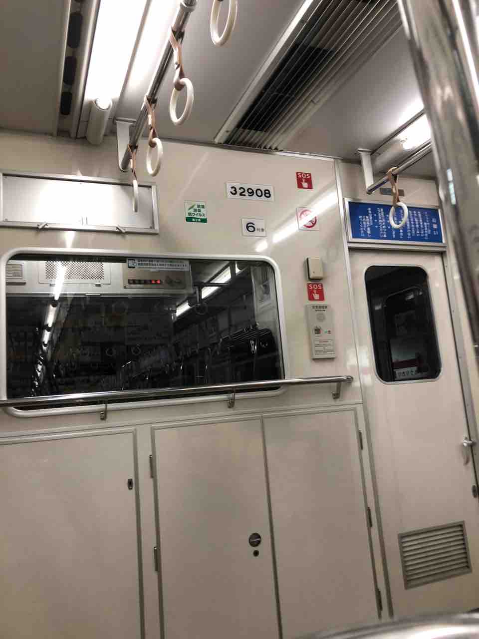 大阪メトロなどの地下を走る鉄道の乗務員室の運転席のカーテンが開いて