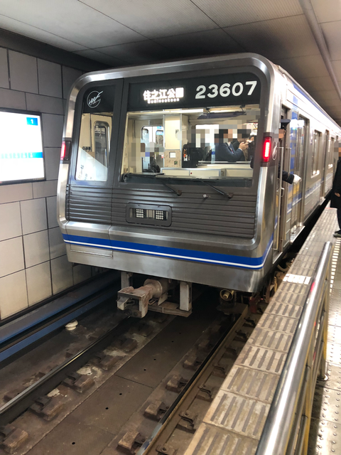 大阪メトロ四つ橋線の23系のリニューアル車両と非リニューアル車両です