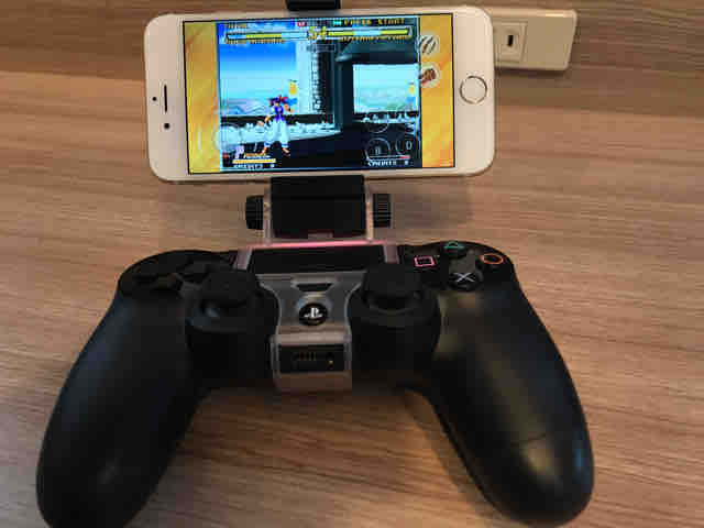 Iphoneとps4コントローラーの融合 合体で携帯ゲーム機化大作戦 安価に試せる A Class Ps4コントローラー用スマホ マウントホルダー を使ってみた