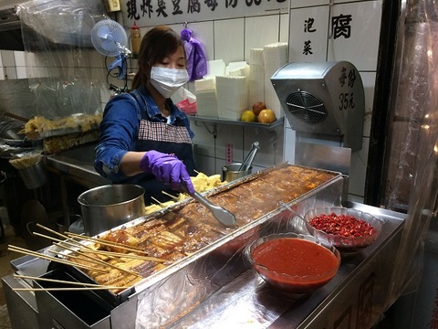 マスク姿で臭豆腐を煮る人ヒキ600