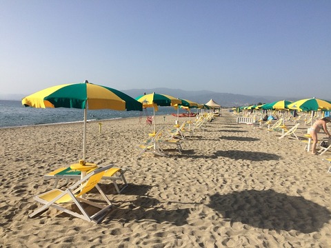 我がビーチ照お腹+海+空ヒキ800