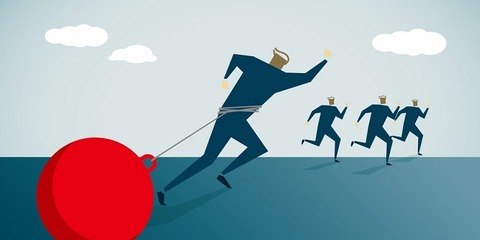 足かせで自由に乗り遅れる男650