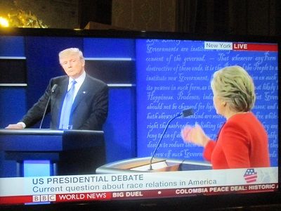 討論:ヒラリー背中越しトランプ横400pic