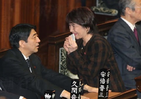 高市ぶりっ子安倍に迫る