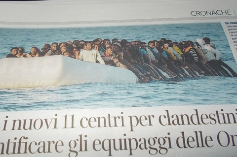 新聞接写転覆ボート650