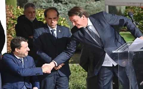 ボル・サル握手切り取り