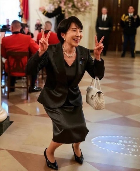 両手ピースの馬鹿市