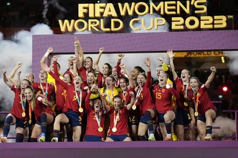 FIFA女子スペイン優勝バンザイ写真650