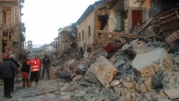 200picAMATRICE-TERREMOTO看板FO縦