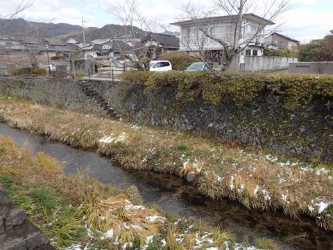 2026 2 山口 後河原の民家と河川 (1)