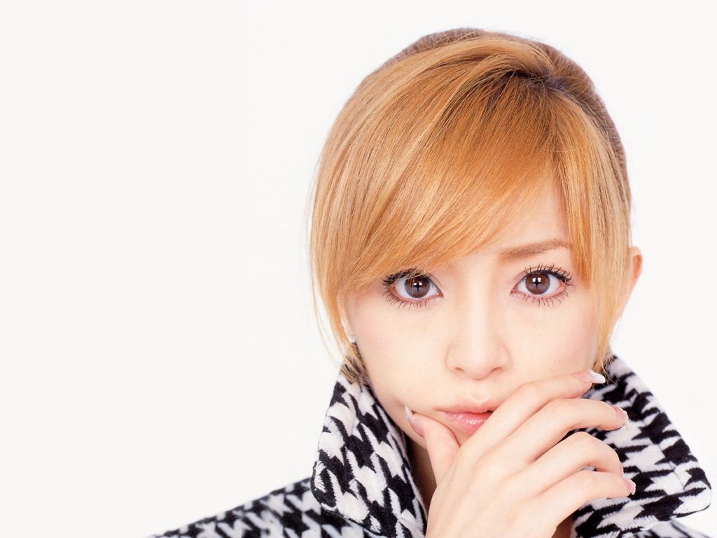 浜崎あゆみ 花束を美肌加工でネットが 大喜利 化 芸能バタフライ 浜崎あゆみ 花束を美肌加工でネットが 大喜利 化 芸能バタフライ