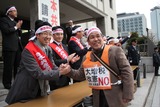 150129デモ激励(堀内議員)IMG_2709