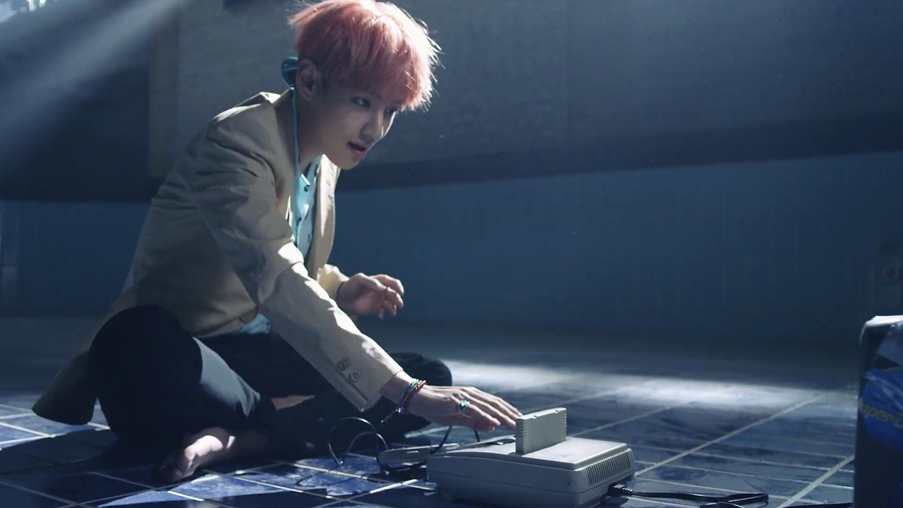 防弾少年団(BTS) - 防弾少年団 BTS プルタオルネ fire サノク テヒョン Bts-Fire (Japanese version) - YouTube