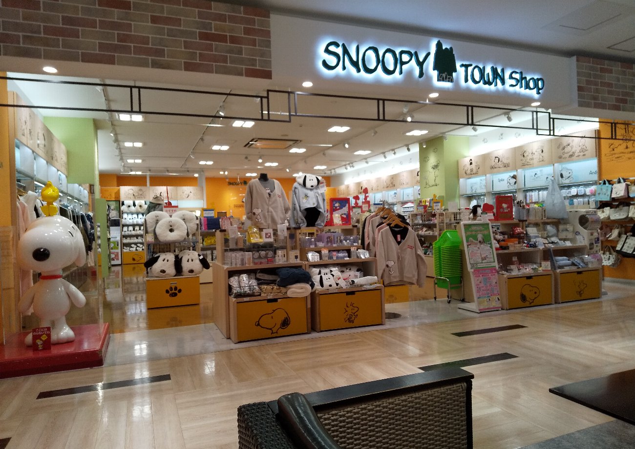 イオンモール岡山にある、PEANUTSの公式ショップ｜スヌーピータウンショップ岡山店＠岡山市北区 : かわうそ、だもんで。