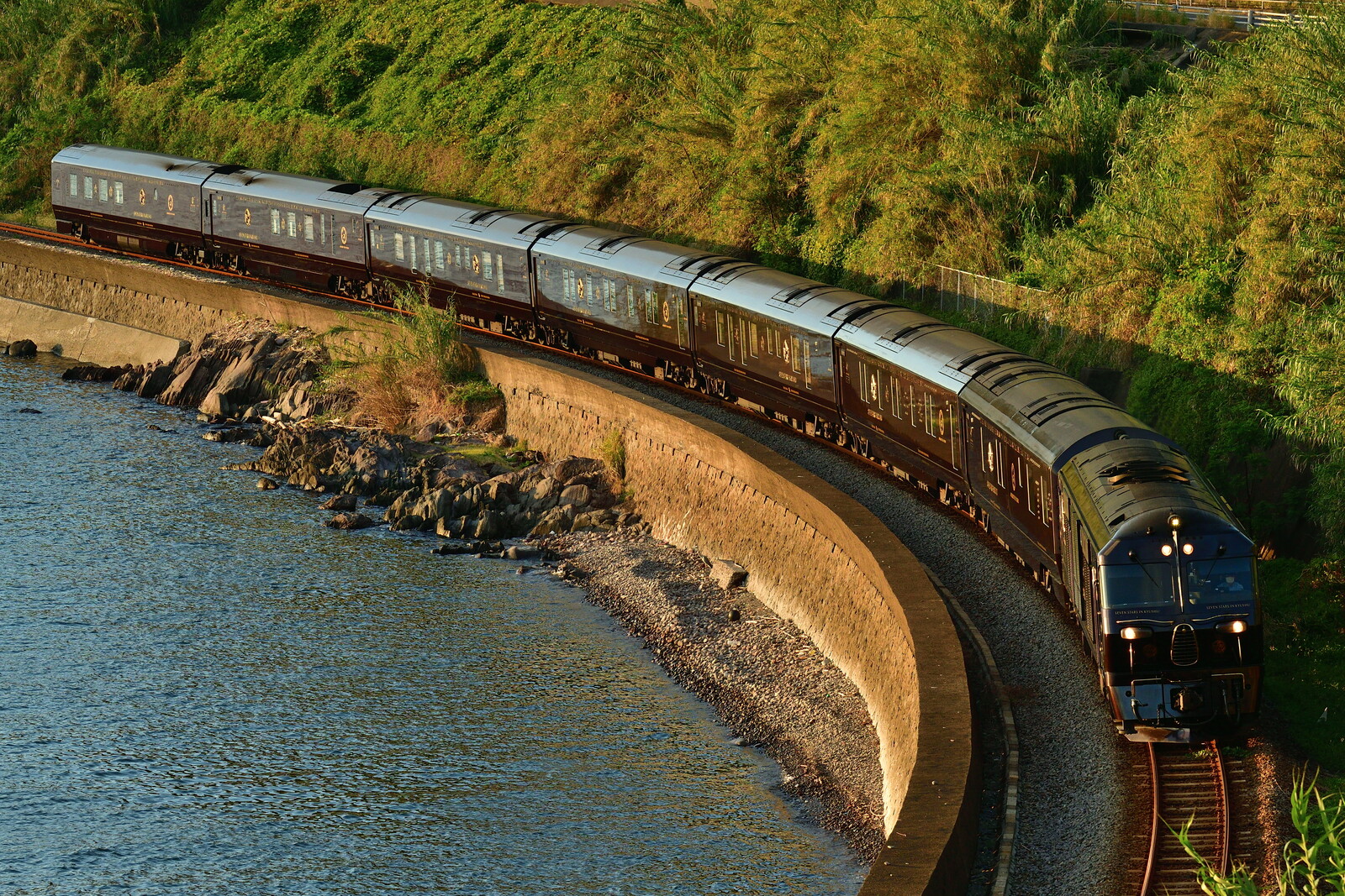 大村湾の夕日に輝くななつ星 はーくの鉄道日記 大村湾の夕日に輝くななつ星 はーくの鉄道日記