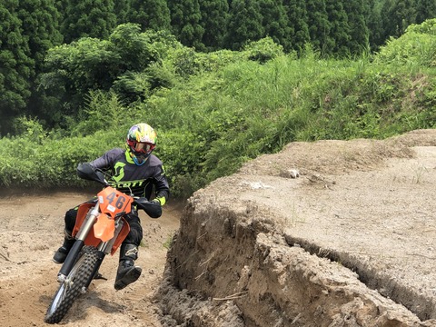 4CB4FE35-A333-46C3-9052-AB0D39D986F8