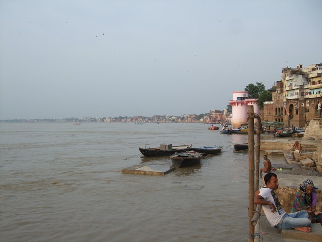 バラナシでガンジス河を見に 裏の顔は沈没地 若者の脱サラバックパッカー