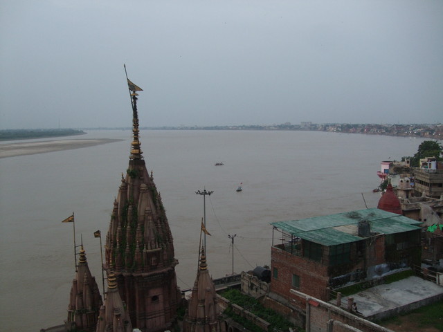 バラナシでガンジス河を見に 裏の顔は沈没地 若者の脱サラバックパッカー