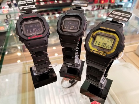 G-SHOCK GW-B5600HR-1JF　純正ベゼル、ファインレジンバンド G-SHOCK】粋なチラリズム! 黒×赤の新バンドを採用する名機｢5600