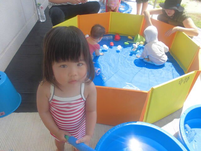 赤ちゃん水遊び s-2010082414525451748.jpg
