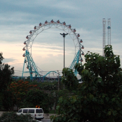 タイの観覧車 まだ乗った事はないですけど 少し変わった形をしています タイで思う